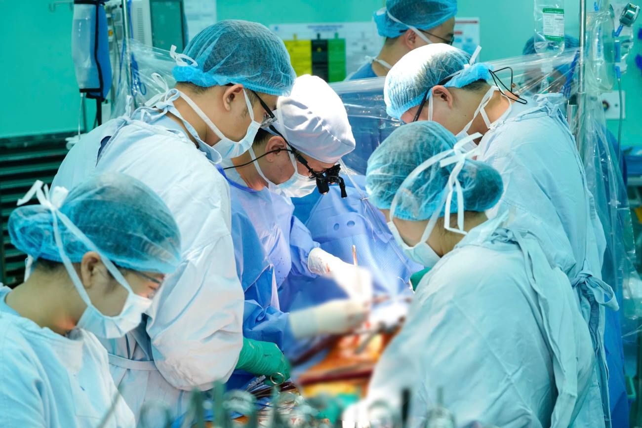 The doctor performed surgery on a patient with a myocardial infarction. Photo: Provided by the University of Medicine and Pharmacy Hospital