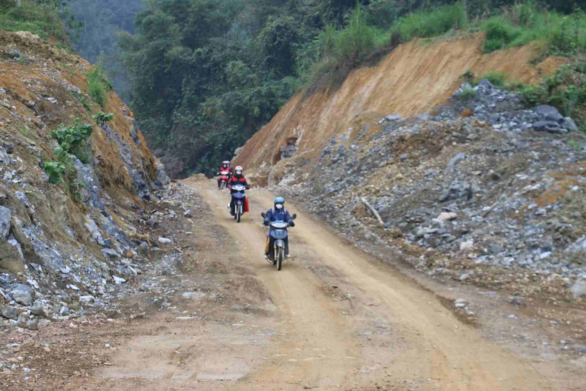Large rocks are lying around the road, making it very difficult for vehicles to pass. Photo: Dang Tinh