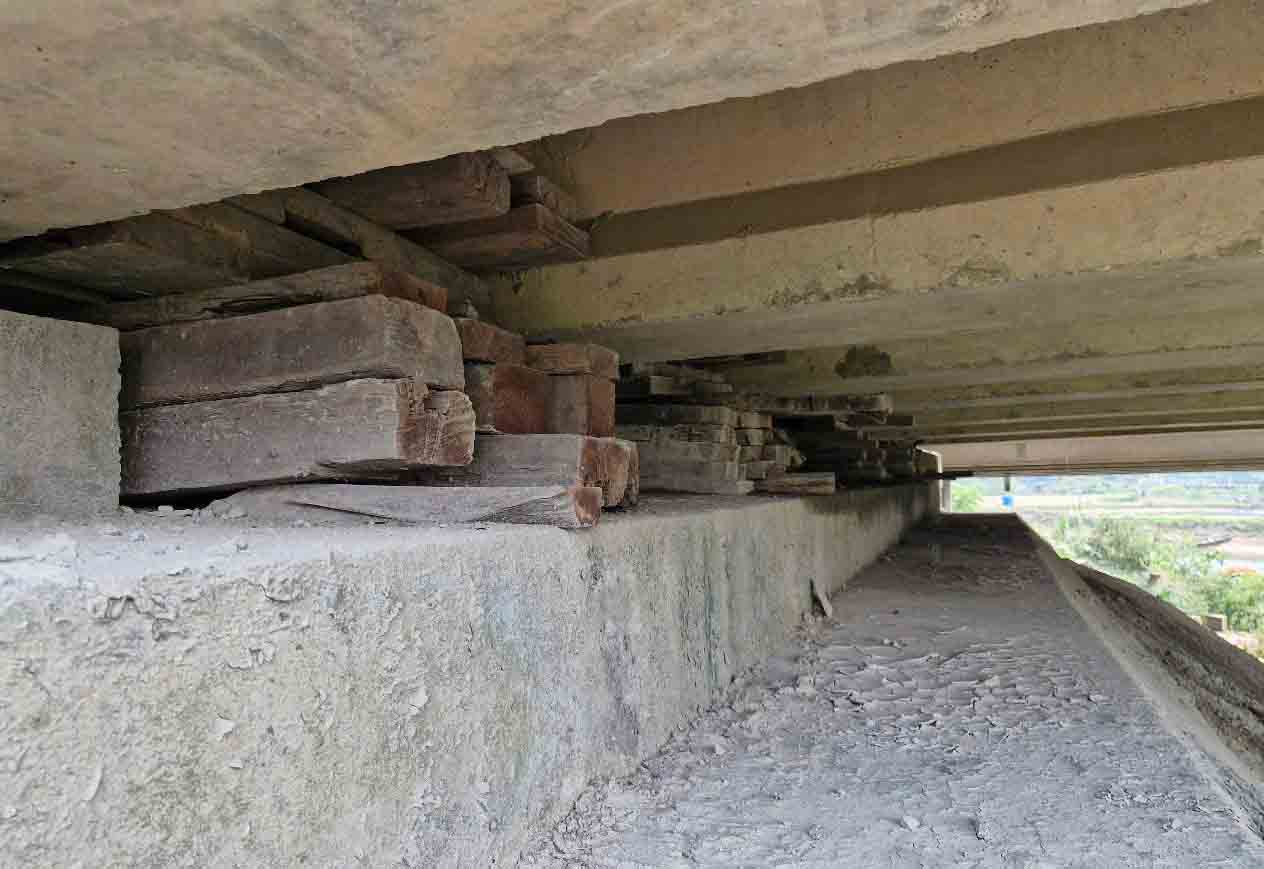 Nhung tam van go duoc ke de giam xung kich khi phuong tien luu thong ben tren cau. Anh: Tran Tuan.