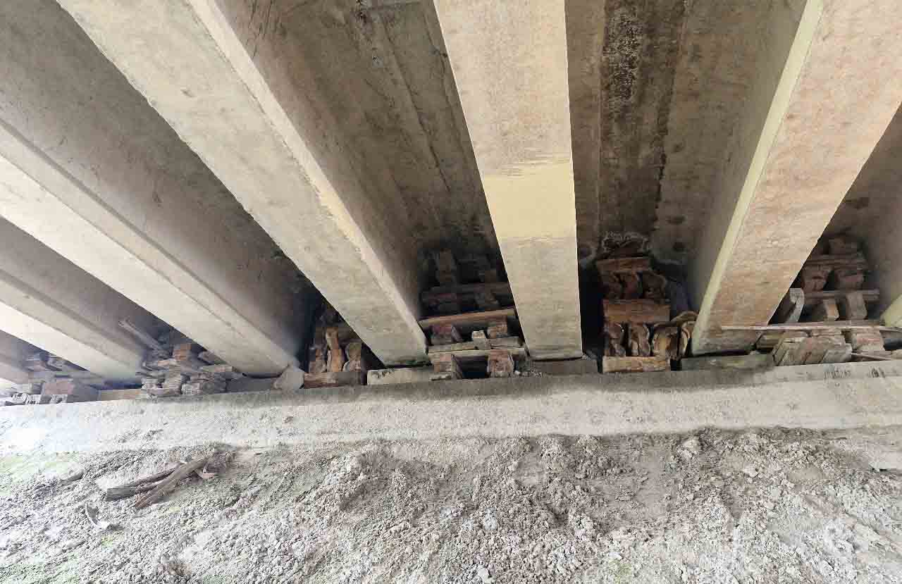 El puente de basura esta dañado por la expansion, por lo que se refuerza temporalmente con muchos tablones de madera para esperar el proyecto de reparacion del puente. Foto: Tran Tuan