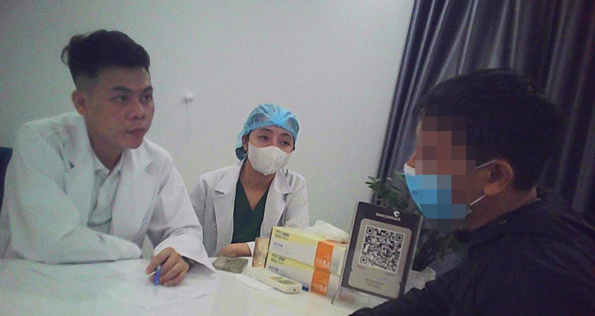Nguyen Xuan Cuong (left) has a degree from the University of Culture. In addition to his management duties, Cuong also admits to being a "Minh Hung" doctor. Photo: Thanh Hoa Police