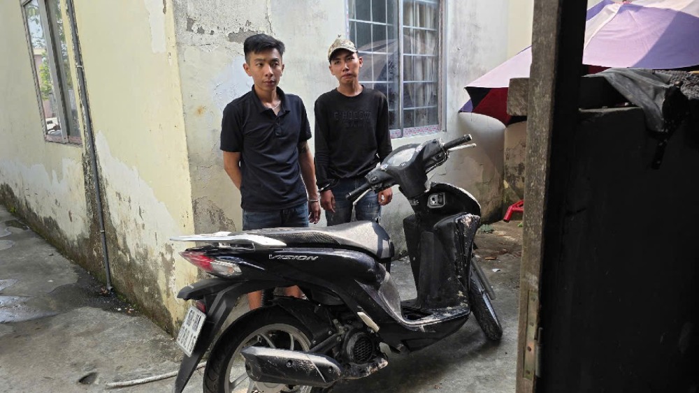 2 đối tượng trộm xe máy đi cầm lấy tiền mua ma túy sử dụng. Ảnh: Văn Vũ