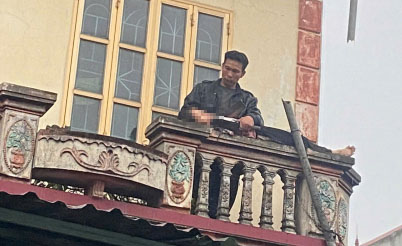 Đối tượng Tuấn bắt cóc cháu bé rồi cố thủ trên tầng 2 và mái nhà tại Quế Võ (Bắc Ninh). Ảnh: Người dân cung cấp
