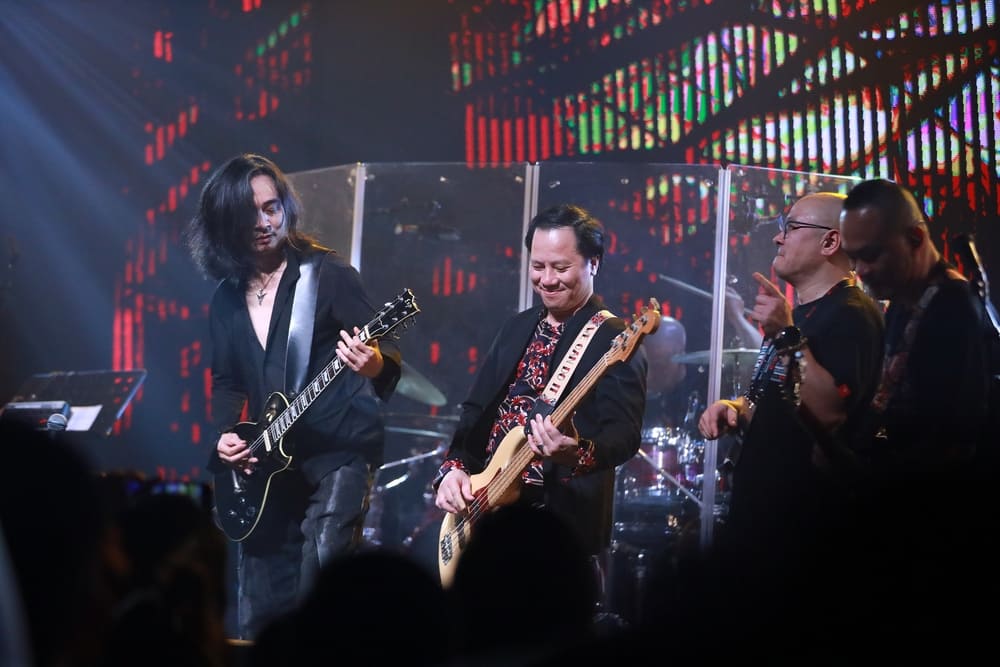 The sublime and emotional Thuong painting in the music night marked the 30-year journey. Photo: Interviewee