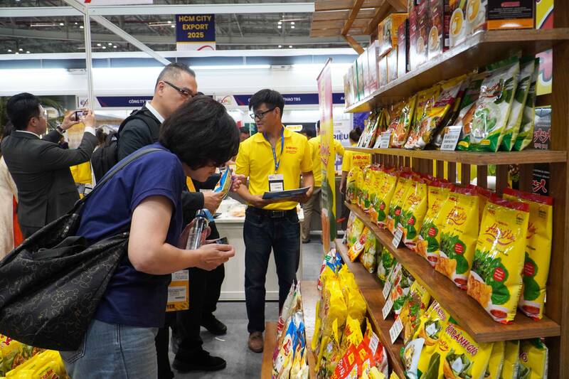 Many businesses are looking for export opportunities to new markets. Photo: Ngoc Le