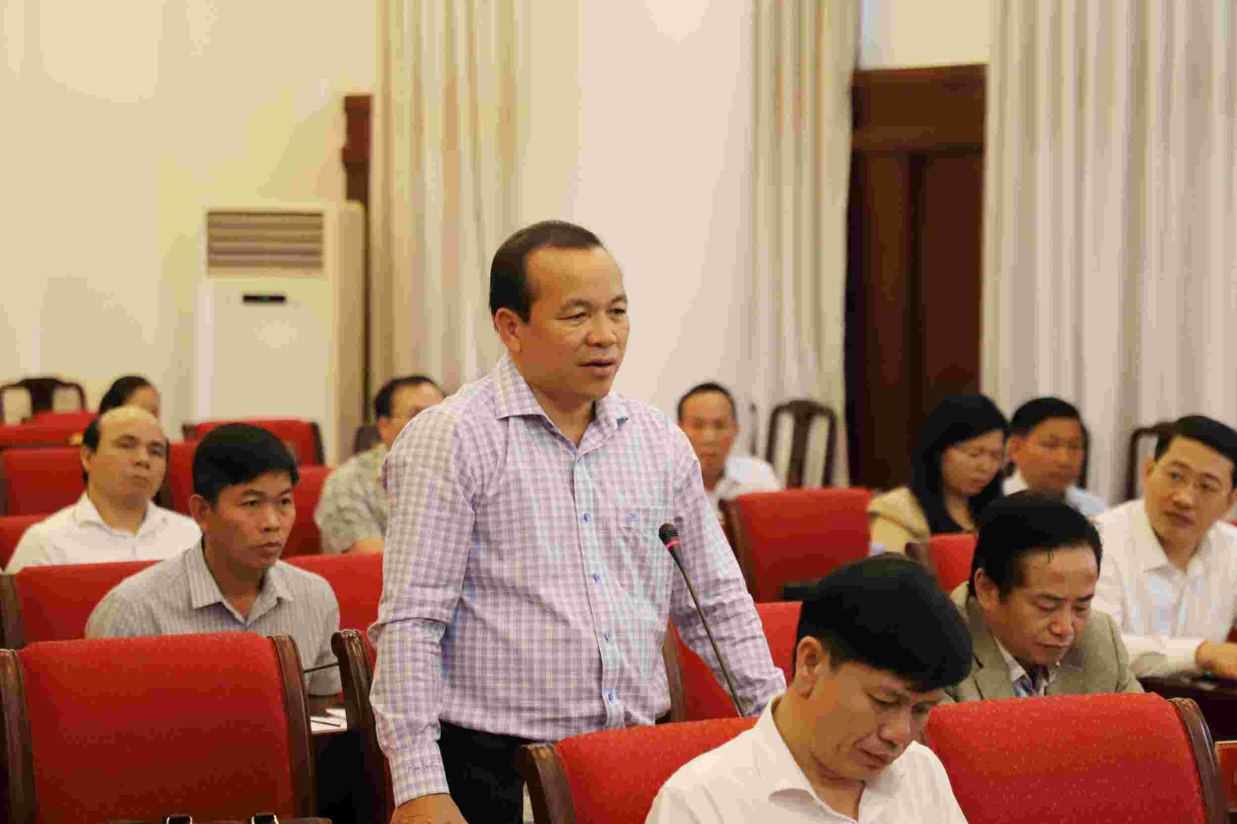 Director of Dak Nong Department of Home Affairs Do Tan Suong informed about the arrangement of removing district level and merging commune level. Photo: Bao Lam