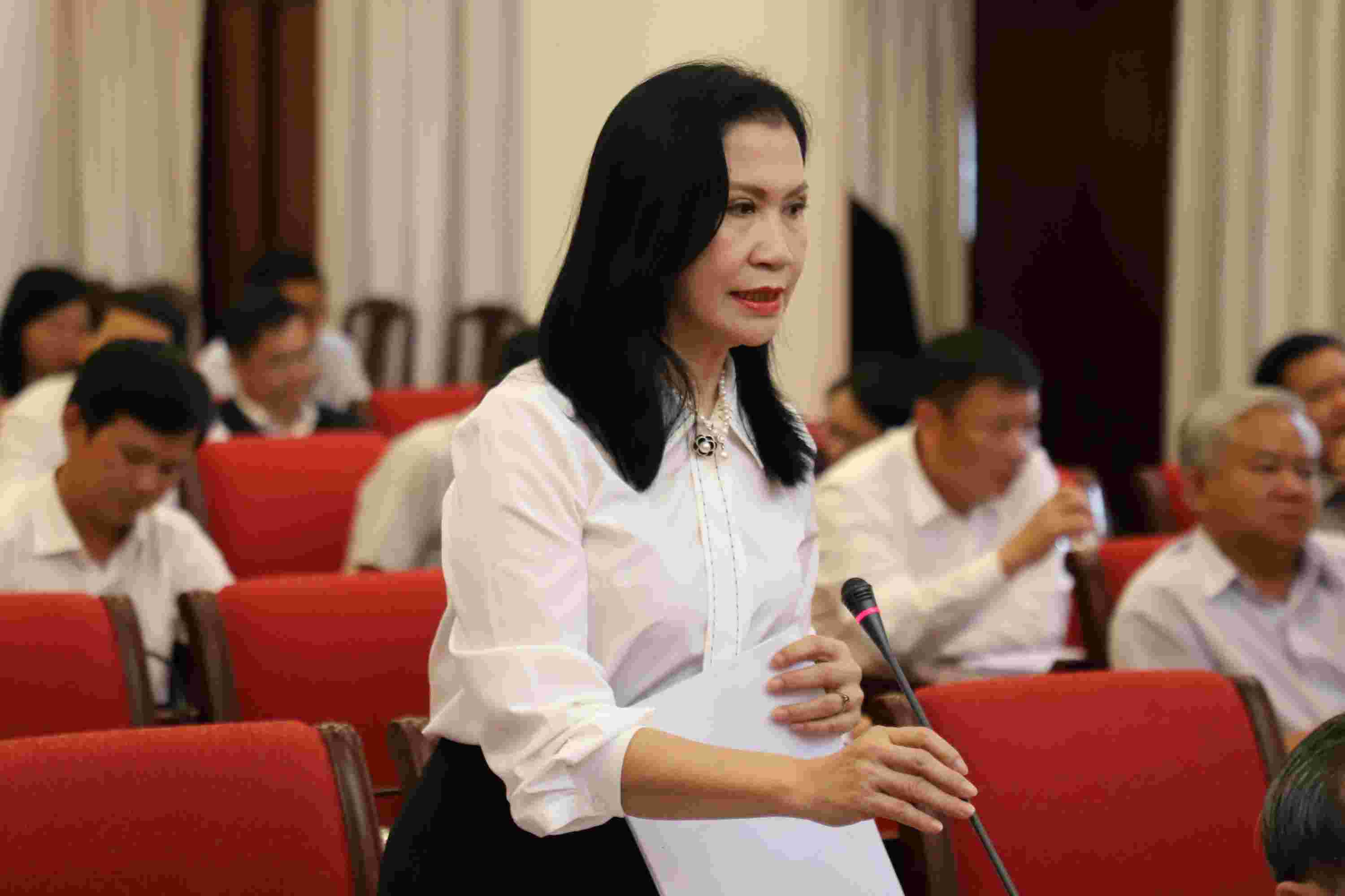 Vice Chairwoman of Dak Nong Provincial People's Committee Ton Thi Ngoc Hanh proposed that the Standing Committee of the Provincial Party Committee give opinions on continuing to recruit civil servants to ensure teaching and health care for the people. Photo: Bao Lam