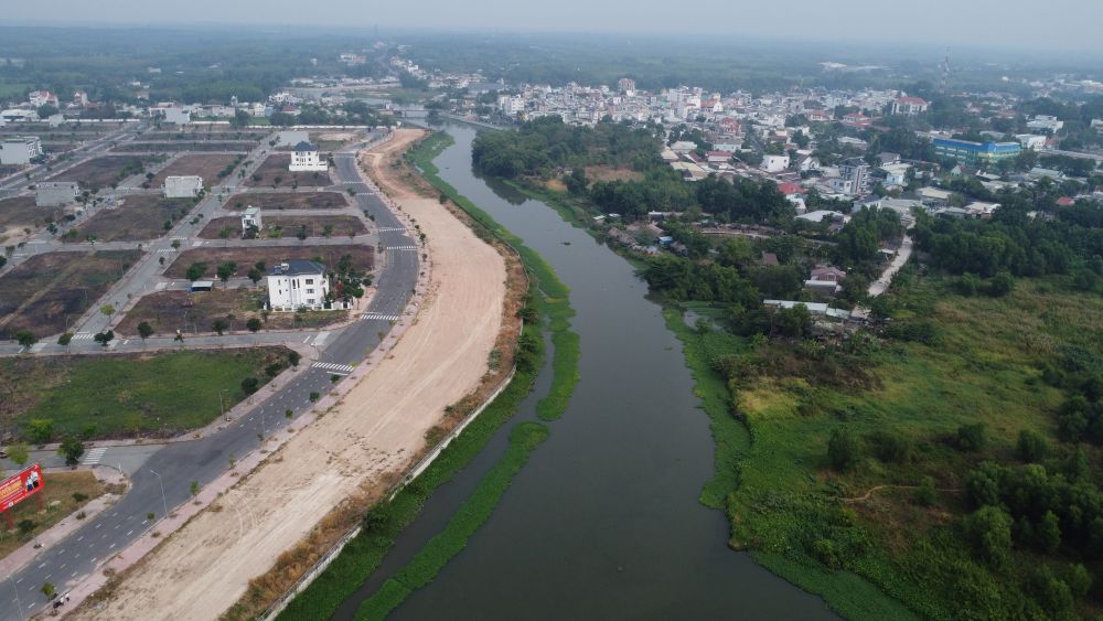 Ben Cat City People's Committee will invest in building a road along Thi Tinh River. Photo: Dinh Trong