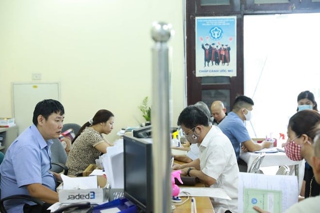 The group of cadres who are not eligible for early retirement policies under Decree 135. Photo: Bao Han