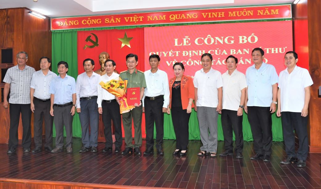 Ban Thuong vu Tinh uy Soc Trang chuc mung Dai ta Tran Van Duong. Anh: Phuong Anh
