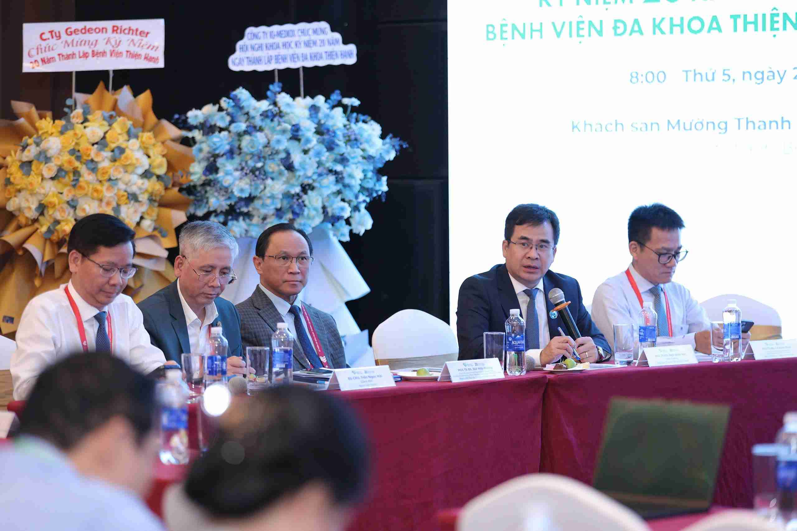 Experts and doctors discussed advances in the medical field. Photo: Bao Trung