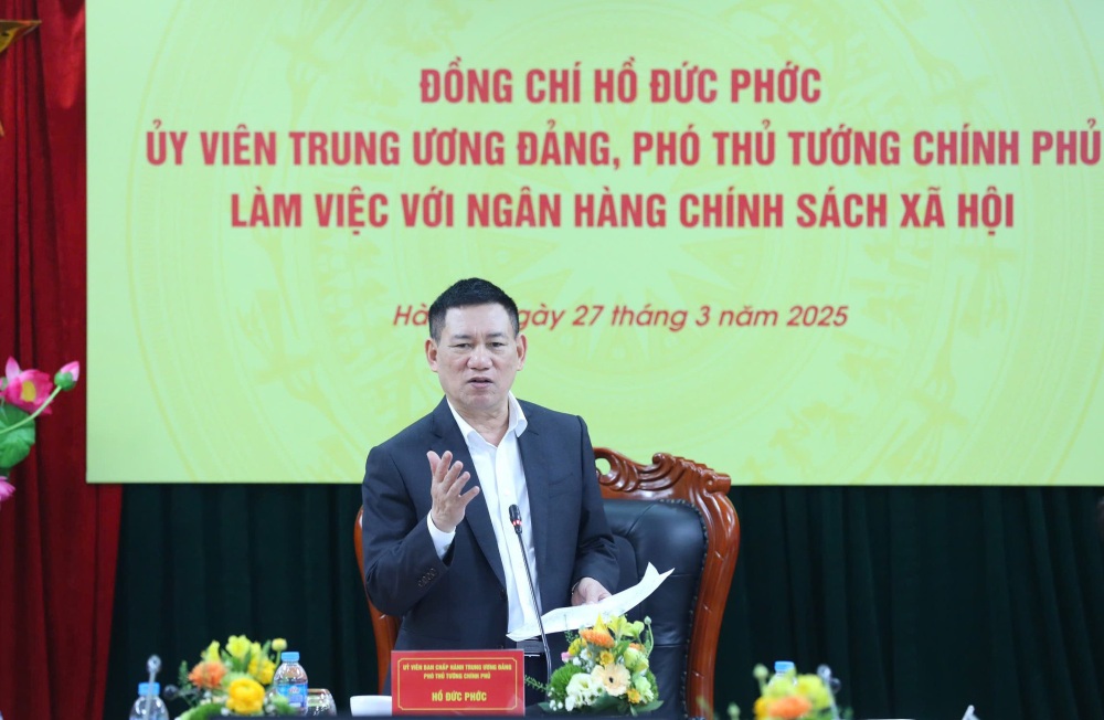 Member of the Party Central Committee, Deputy Prime Minister Ho Duc Phoc noted that when restructuring the apparatus, the Social Policy Bank must maintain its customer network. Photo: VGP