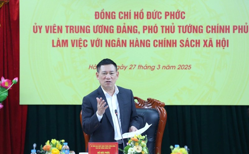 Member of the Party Central Committee, Deputy Prime Minister Ho Duc Phoc noted that when restructuring the apparatus, the Social Policy Bank must maintain its customer network. Photo: VGP