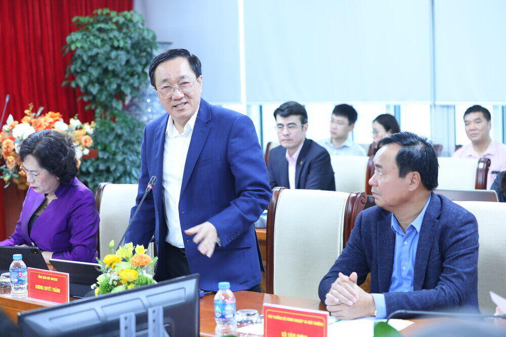 Tong Giam doc NHCSXH Duong Quyet Thang bao cao ket qua hoat dong cua NHCSXH trong thoi gian qua. Ảnh: NHCSXH