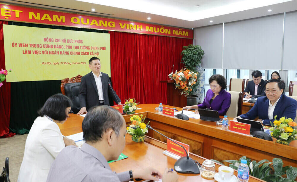 Pho Thu tuong Chinh phu Ho Duc Phoc chu tri buoi lam viec voi NHCSXH. Ảnh: NHCSXH