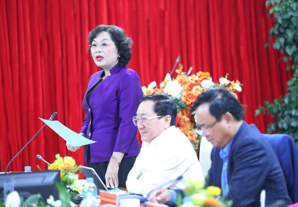 Thong doc NHNN Viet Nam Nguyen Thi Hong kiem Chu tich HDQT NHCSXH phat bieu tai buoi lam viec. Ảnh: NHCSXH