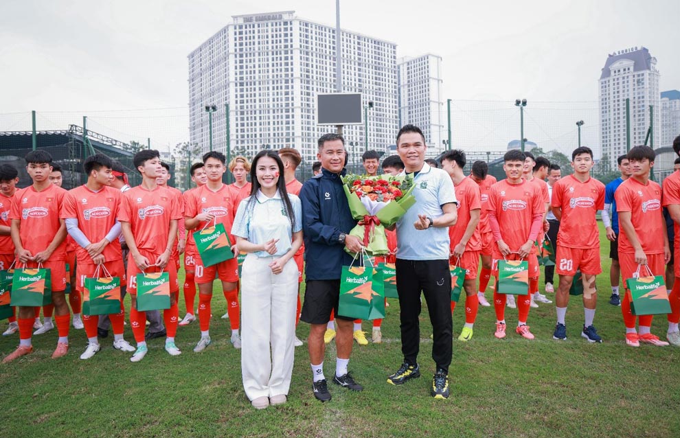 Herbalife Vietnam acompaña a los equipos de futbol nacionales vietnamitas para prepararse para la nueva temporada 2025. Foto: Herbalife