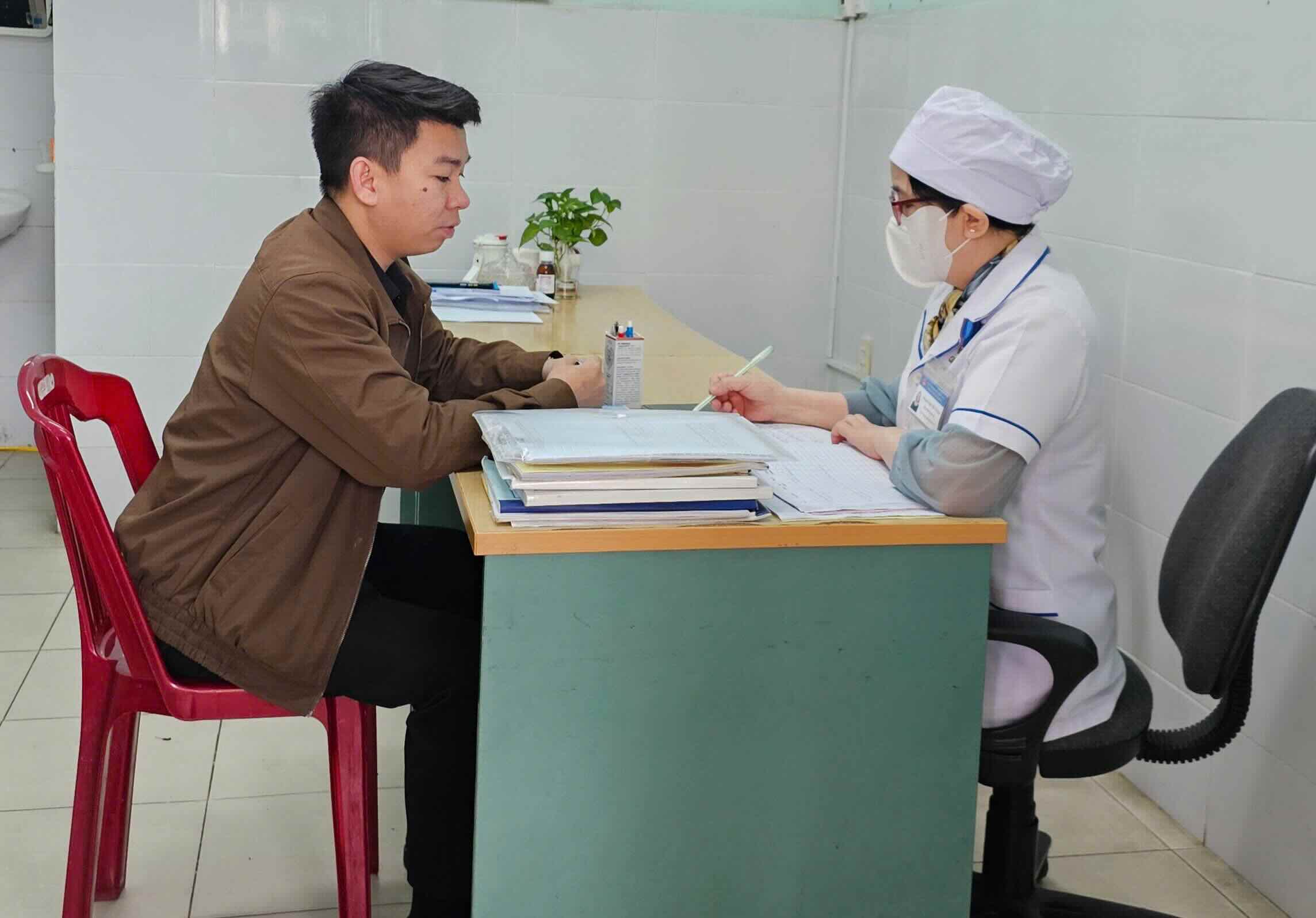 Nhân viên y tế chia sẻ với phóng viên Báo Lao Động về vấn đề nợ lương. Ảnh: Quảng An.