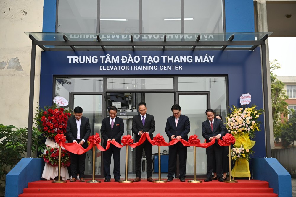 Ra mat Trung tam Dao tao Thang may dau tien tai Viet Nam. Anh: Pham Dong