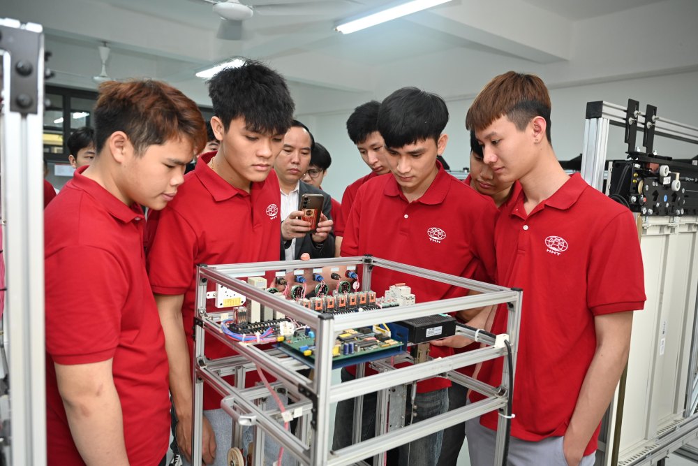 Phòng đào tạo thực hành là nơi học viên trực tiếp rèn luyện kỹ năng trên các mô hình và thiết bị giảng dạy. Ảnh: Phạm Đông