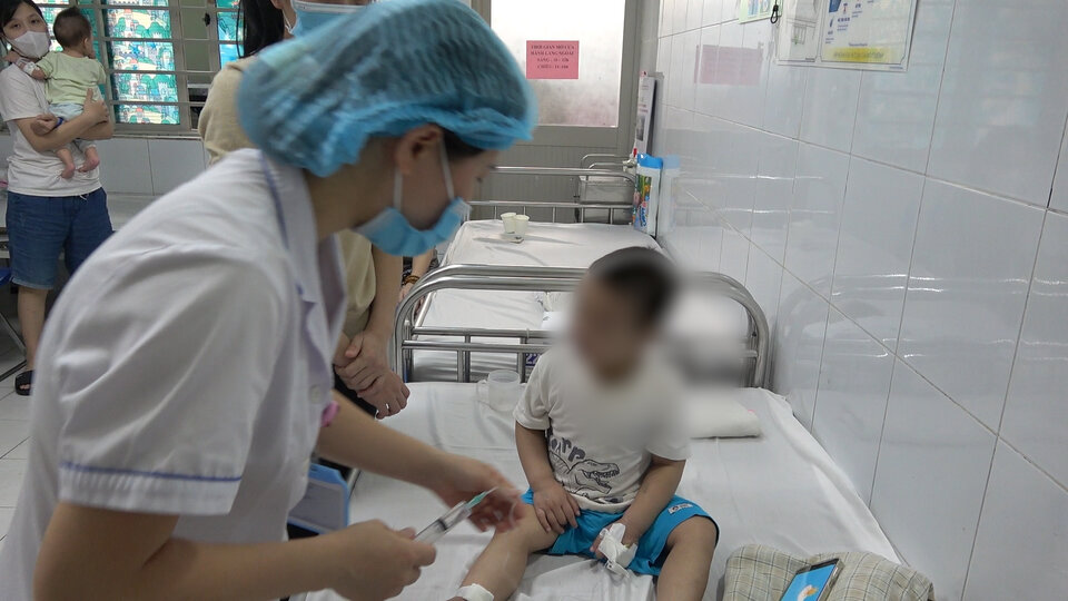 Un vaccinated, gallbladder patient has complications due to measles