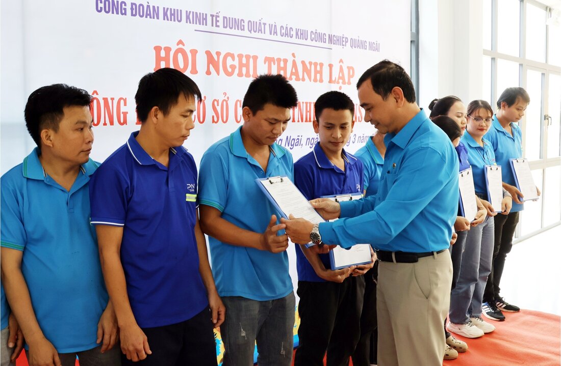 Mr. Tran Dai Thang - Vice President of the Provincial Labor Federation presented the decision to admit union members to the trade union organization. Photo: Quang Ngai Trade Union.