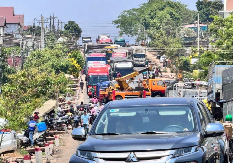 National Highway 20 was jammed after the traffic collision. Photo: Lam Hong