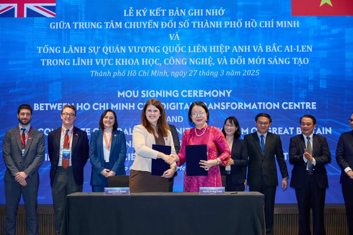 The signing ceremony of the MoU between the Ho Chi Minh City Digital Transformation Center and the Consulate General of the UK aims to strengthen cooperation in science, technology, and innovation. Photo: British Embassy