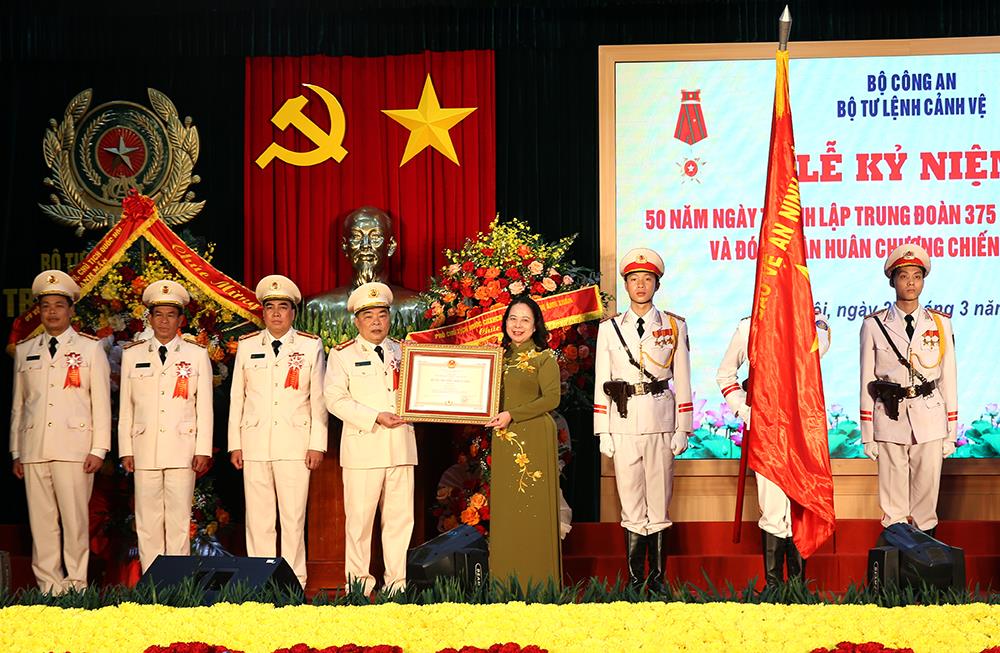 Member of the Party Central Committee, Vice President Vo Thi Anh Xuan presented the Third Class Medal of Honor to the 375th Regiment. Photo: Ministry of Public Security