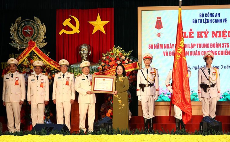 Member of the Party Central Committee, Vice President Vo Thi Anh Xuan presented the Third Class Medal of Honor to the 375th Regiment. Photo: Ministry of Public Security
