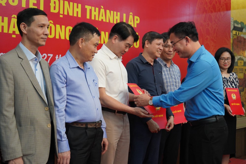 The Chairman of the Hai Phong City People's Committee Trade Union presented the decision to establish and receive the grassroots trade union. Photo: Mai Dung