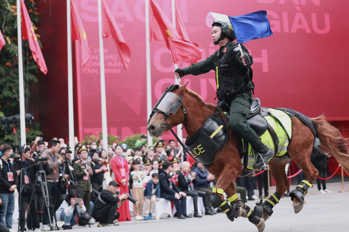 The Mobile Police Command performs a Cavalry performance at Hoan Kiem Lake walking street (Hanoi), March 8. Photo: Hai Nguyen