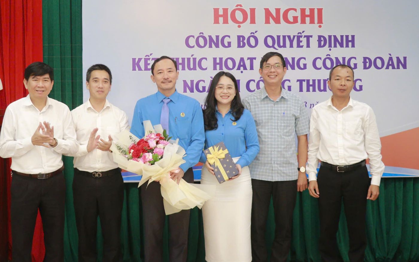 Leaders of the Department of Industry and Trade of Quang Tri province presented flowers and thanked the Industry Union for its efforts in the past time. Photo: Hung Tho