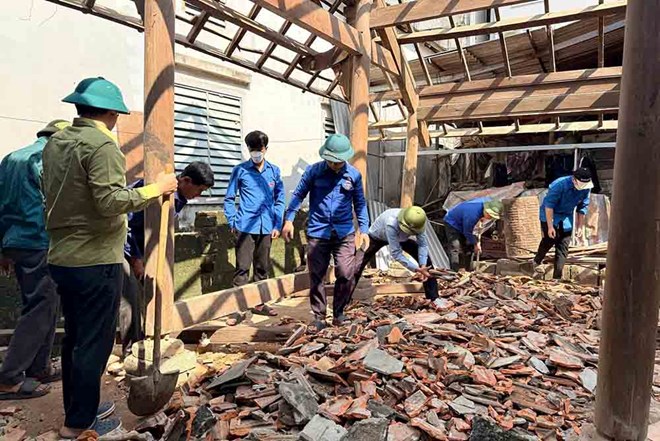 Proceeding to demolish temporary houses to build new houses in Ha Tinh. Photo: Doan Tuan.