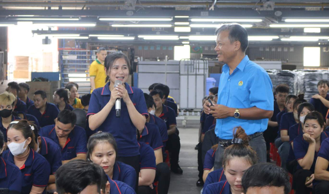 Mr. Nguyen Huu Dai - Head of the Professional Affairs Department of the Binh Phuoc Provincial Federation of Labor - during the dissemination of labor and trade union laws to workers. Photo: Trung Dung