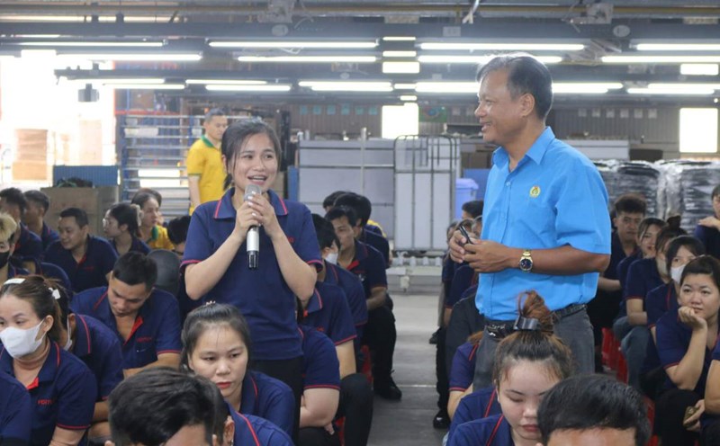 Mr. Nguyen Huu Dai - Head of the Professional Affairs Department of the Binh Phuoc Provincial Federation of Labor - during the dissemination of labor and trade union laws to workers. Photo: Trung Dung
