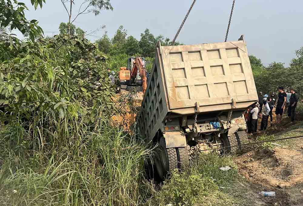 The scene of the accident that killed the dump truck driver. Photo: Duc Van.
