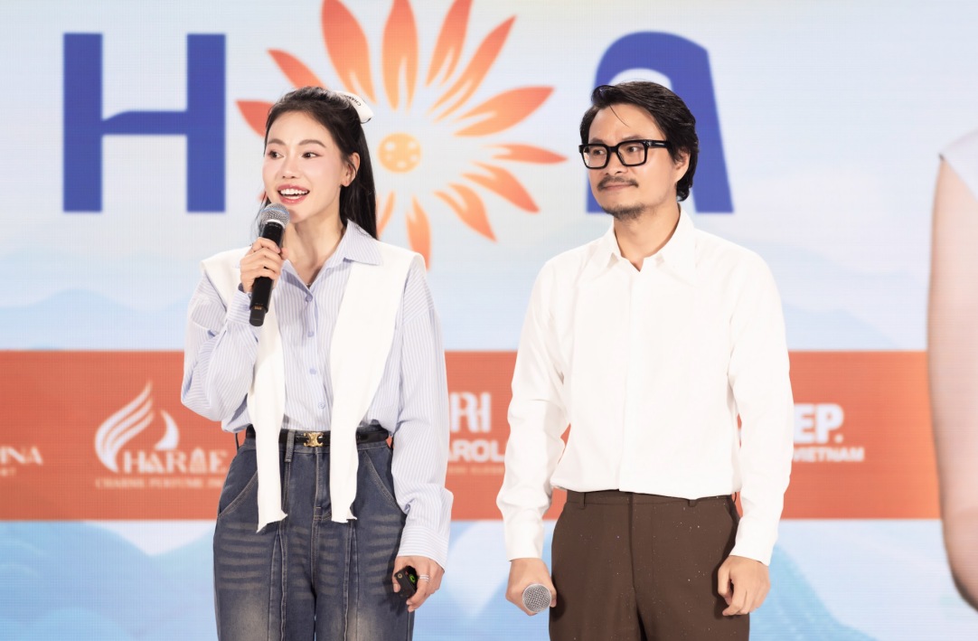 CEO Pham Kim Dung and director Hoang Nhat Nam share about the show "Blooming Life". Photo: Organizing Committee