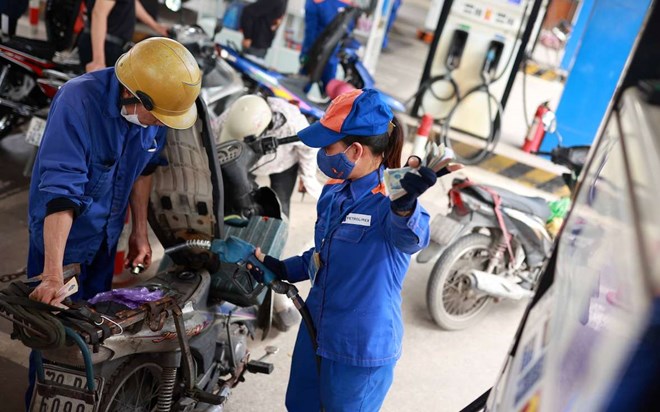 Gasoline prices increased simultaneously from 3:00 p.m. today, March 27, after adjustment. Photo: Hai Nguyen
