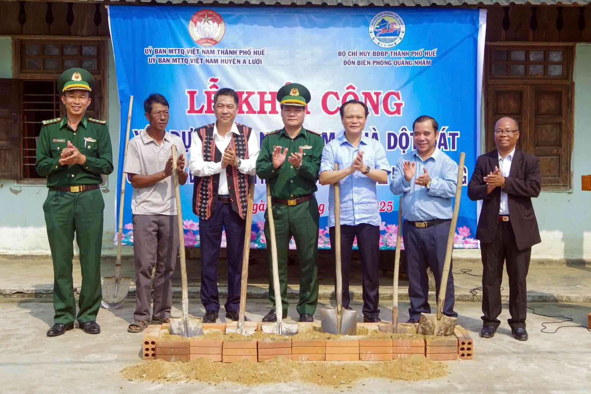 Các đại biểu thực hiện nghi thức khởi công xây dựng nhà cho một trong các gia đình có nhà tạm ở huyện A Lưới. Ảnh: Võ Tiến.