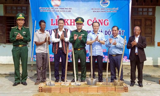 Các đại biểu thực hiện nghi thức khởi công xây dựng nhà cho một trong các gia đình có nhà tạm ở huyện A Lưới. Ảnh: Võ Tiến.