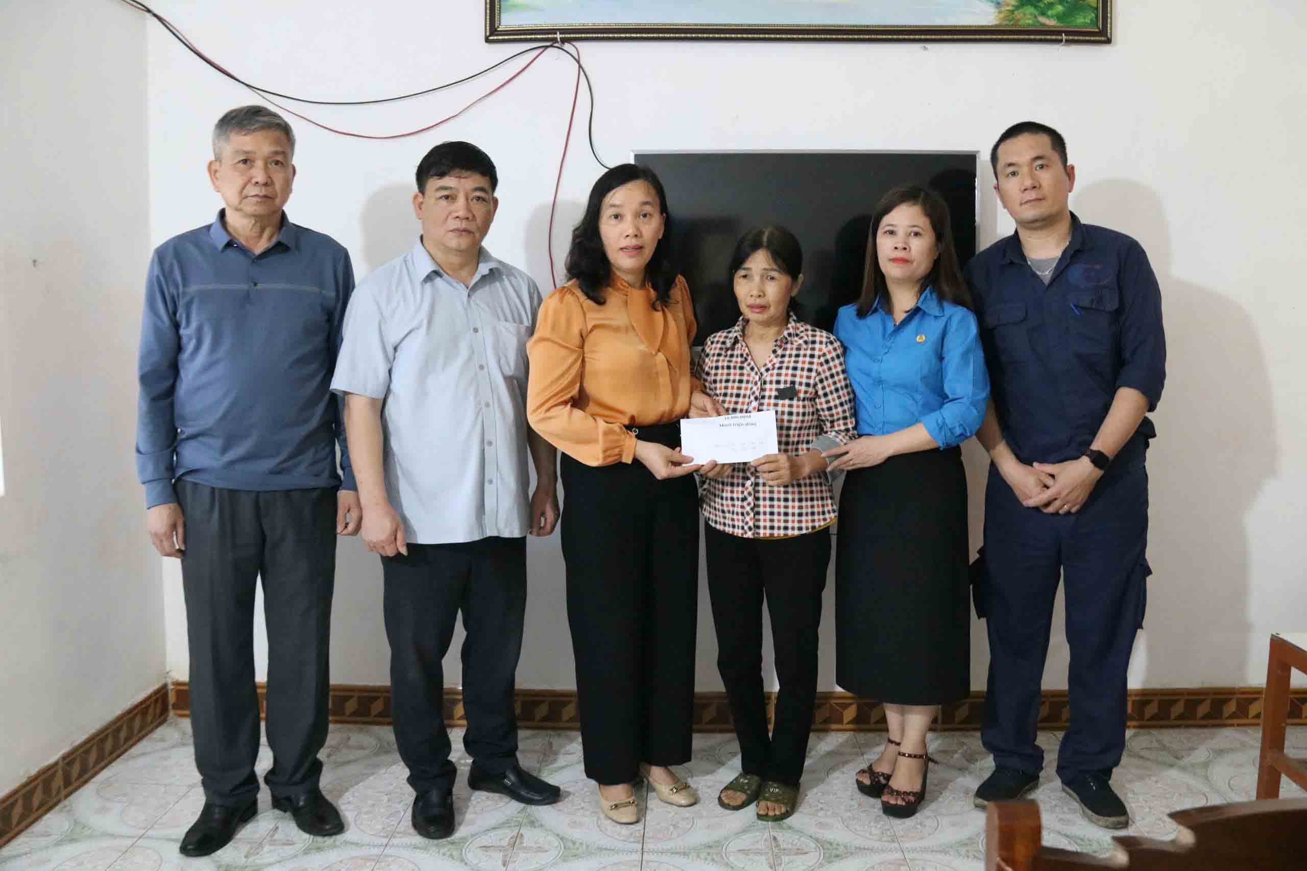 The working group visited and presented gifts to encourage union member Luong Xuan Ha's family. Photo: Ba Manh