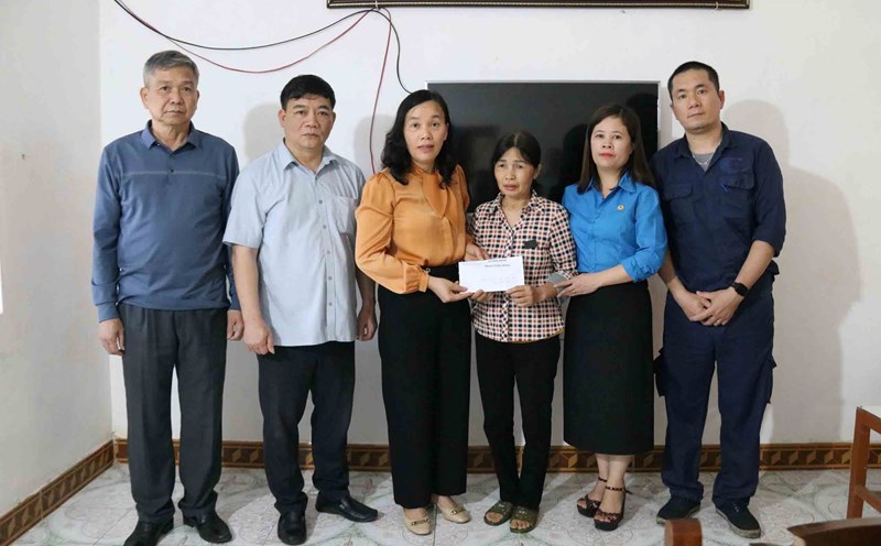 The working group visited and presented gifts to encourage union member Luong Xuan Ha's family. Photo: Ba Manh