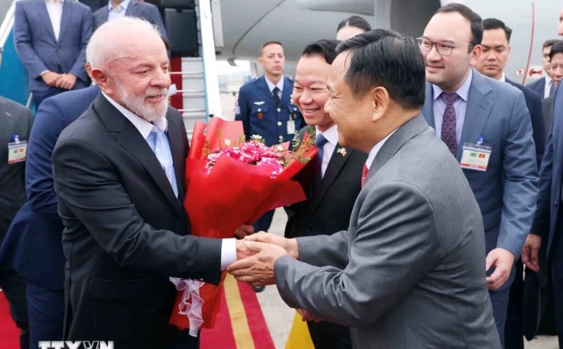 Welcoming ceremony for Brazilian President Luiz Inacio Lula da Silva at the airport. Photo: VNA