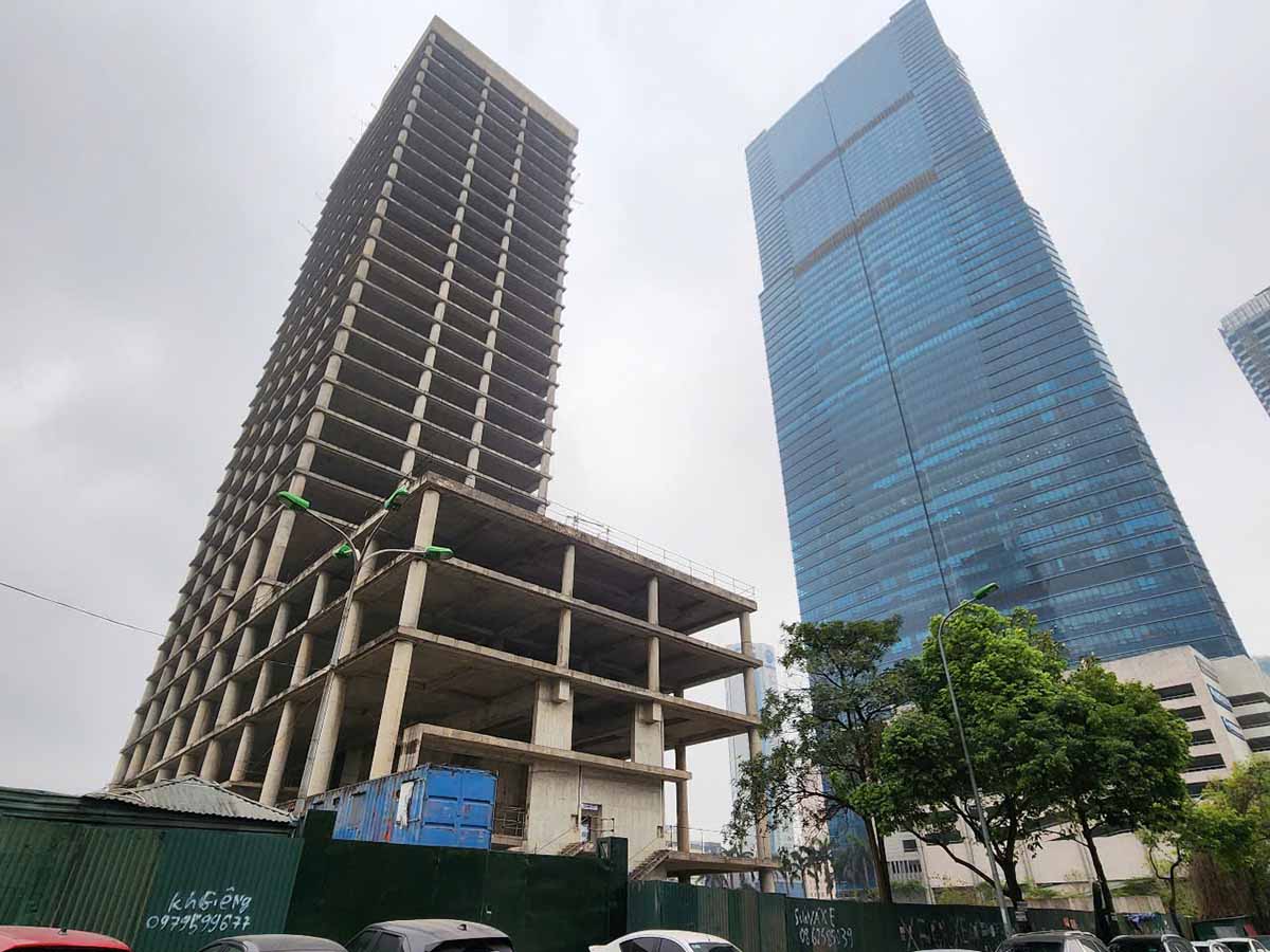 The Vicem building project has gone through a long, abandoned and wasteful fate for 10 years since the completion of the rough construction. Photo: Cao Nguyen
