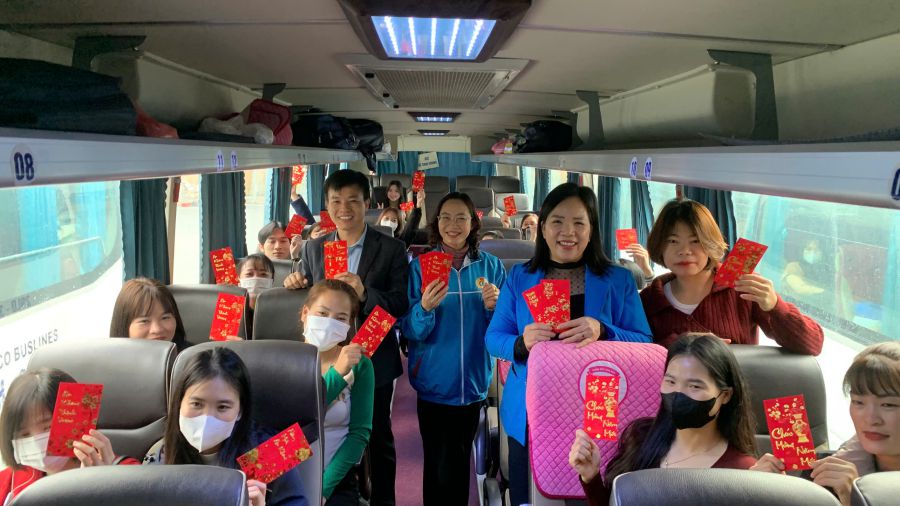 Samsung Thai Nguyen's free Tet bus takes workers home. Photo: Nguyen Tung