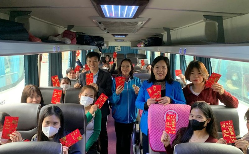 Samsung Thai Nguyen's free Tet bus takes workers home. Photo: Nguyen Tung