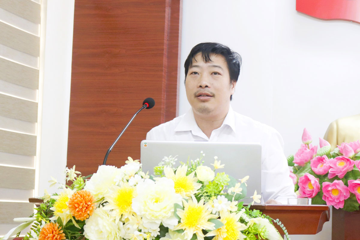 Representatives of the Quang Ninh Provincial Federation of Labor's Professional Affairs Department disseminate and propagate the Trade Union Law and the Law on implementing grassroots democracy. Photo: Mong Cai Portal