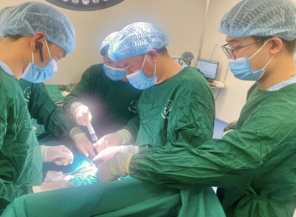 Các bác sĩ thành công cứu chữa cho em bé mắc dị tật bẩm sinh nguy hiểm. Ảnh: BVCC