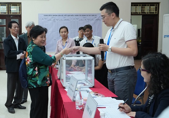 People participate in drawing lots for resettlement apartments. Photo: Van Nhi